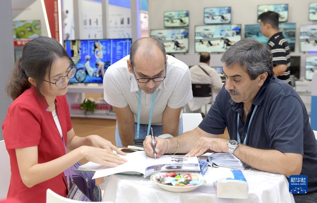 10月15日，客商在廣交會上洽談業(yè)務(wù)。新華社記者 盧漢欣 攝