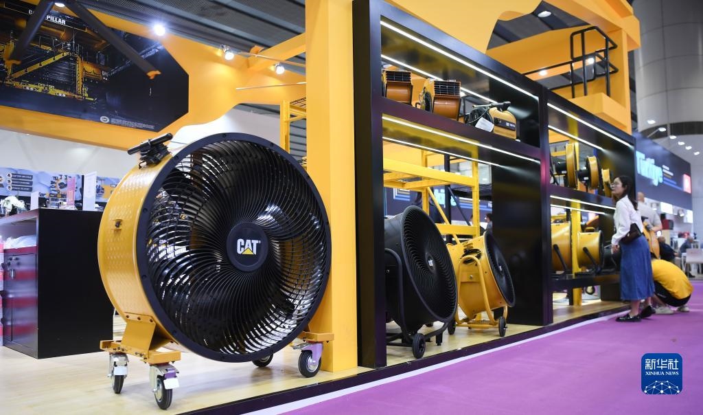 10月15日，參觀者在了解一家美國參展商的產(chǎn)品。新華社記者 鄧華 攝