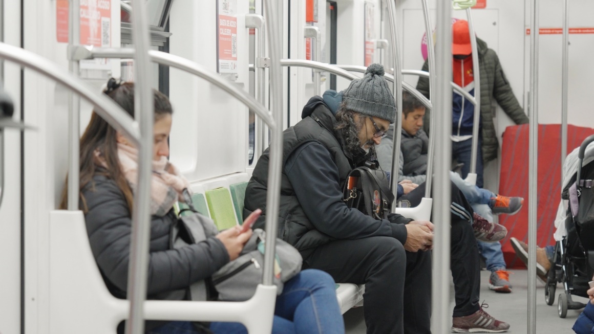 阿根廷布宜諾斯艾利斯市，乘客們乘坐A線地鐵從郊區(qū)前往市內。人民網記者 張若涵攝