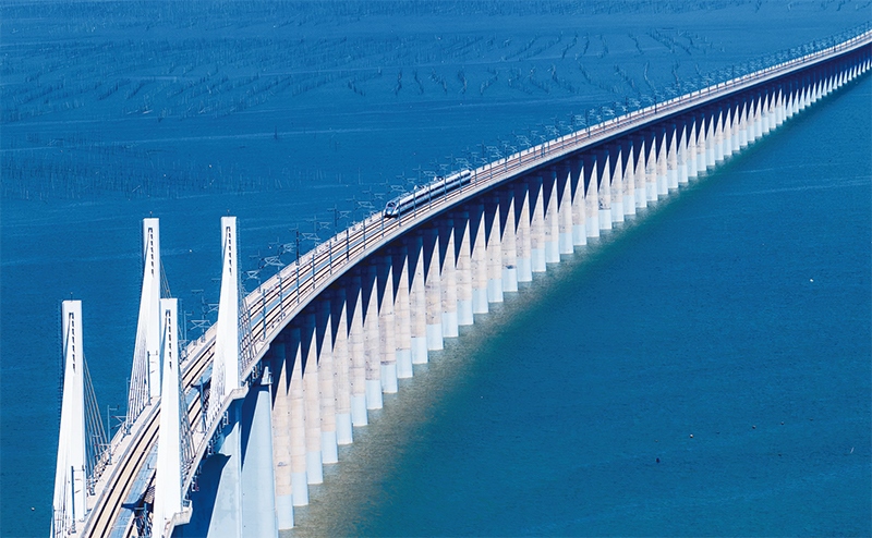 2023年9月28日，中國(guó)首條時(shí)速350公里跨海高鐵——福廈高鐵正式開(kāi)通運(yùn)營(yíng)。圖為一列運(yùn)行試驗(yàn)車組駛過(guò)福廈高鐵湄洲灣跨海大橋（9月19日攝，無(wú)人機(jī)照片）。 新華社記者 魏培全/攝