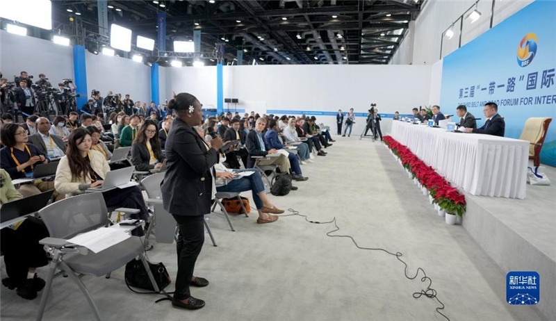 10月16日，第三屆“一帶一路”國(guó)際合作高峰論壇新聞中心在北京國(guó)家會(huì)議中心舉行首場(chǎng)吹風(fēng)會(huì)，邀請(qǐng)自然資源部國(guó)際合作司和相關(guān)單位負(fù)責(zé)人介紹有關(guān)情況，并回答記者提問(wèn)。新華社記者 王毓國(guó)攝