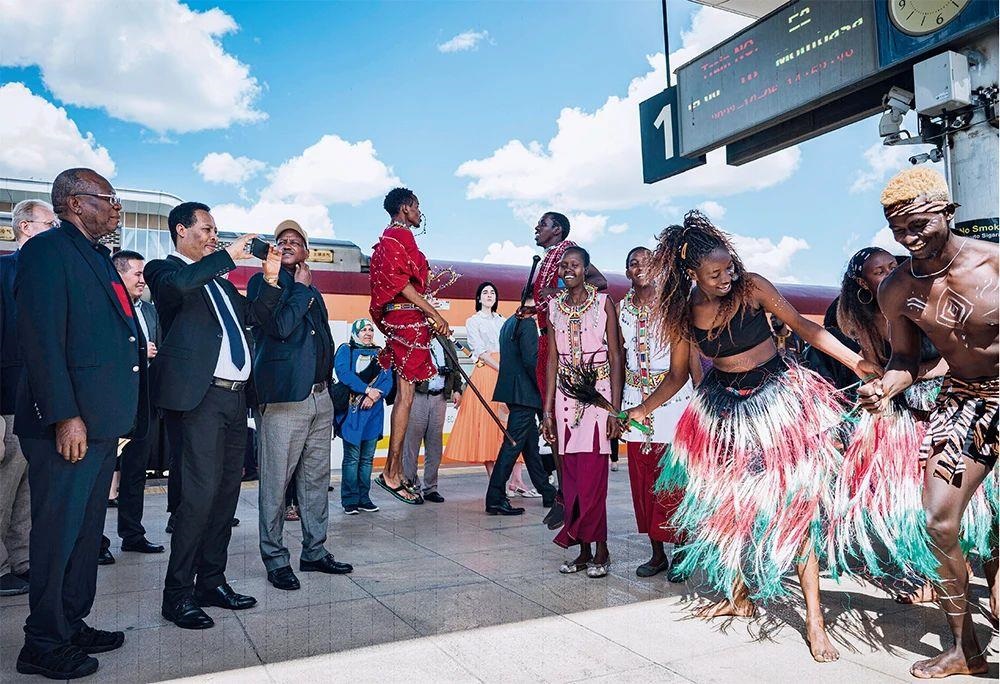 △2023年10月6日，多國駐肯使節(jié)在肯尼亞內羅畢的蒙內鐵路內羅畢站觀看文藝演出。