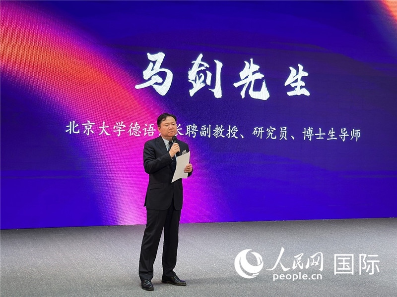 北京大學(xué)德語系長聘副教授馬劍點評學(xué)生表現(xiàn)。（攝影：張麗鷗）