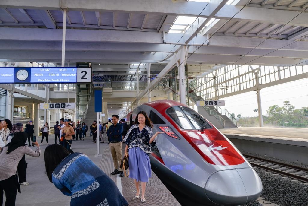 10月17日，在印度尼西亞萬(wàn)隆德卡魯爾站，乘客在站臺(tái)上和雅萬(wàn)高鐵高速動(dòng)車(chē)組列車(chē)合影。