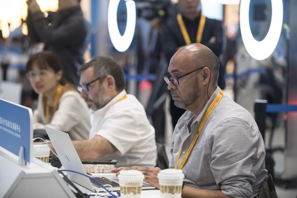 記者在“一帶一路”國際合作高峰論壇新聞中心工作（2023年10月17日攝）。