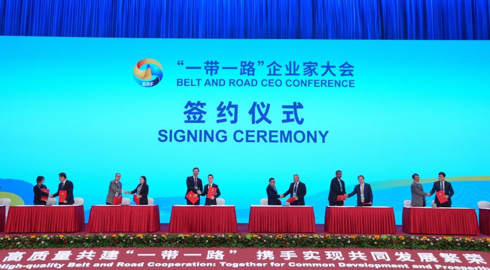 “一帶一路”企業(yè)家大會簽約儀式現(xiàn)場（2023年10月17日攝）。
