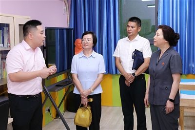 圖③：“小公民法律課堂”開講前，全國人大代表殷其龍（右二）、重慶市人大代表李自玲（左二）聽取楊家坪中學(xué)負(fù)責(zé)人關(guān)于未成年人思想教育工作情況的介紹。