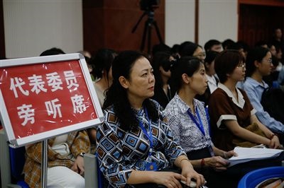 圖④：重慶五中院在西南政法大學(xué)開庭審理一起執(zhí)行異議之訴二審案，重慶市人大代表張濤（左一）、周藝梅（左二）和學(xué)生一起觀摩庭審。