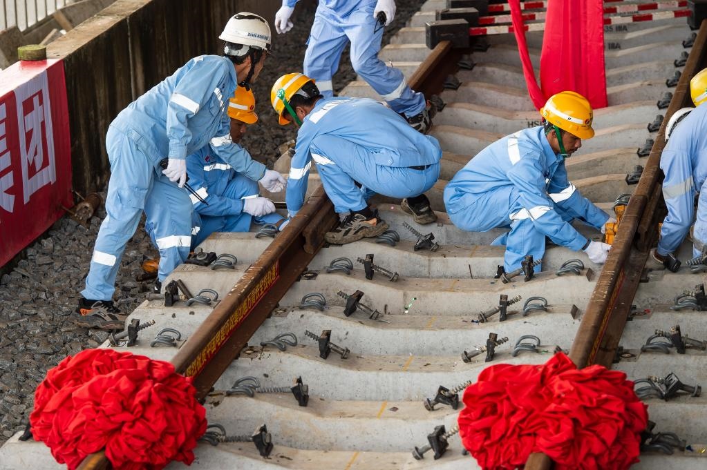 3月31日，在印度尼西亞雅加達(dá)雅萬(wàn)高鐵哈利姆車(chē)站，工人鋪設(shè)雅萬(wàn)高鐵全線最后一根鋼軌。