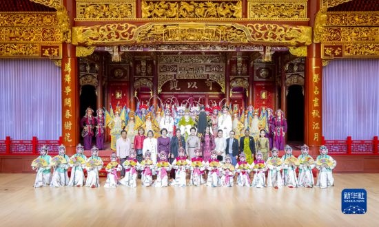  10月18日上午，國家主席習(xí)近平夫人彭麗媛邀請出席第三屆“一帶一路”國際合作高峰論壇的外方領(lǐng)導(dǎo)人夫人參觀中國工藝美術(shù)館（中國非物質(zhì)文化遺產(chǎn)館）。這是彭麗媛同外方領(lǐng)導(dǎo)人夫人與文藝演出演職人員合影。新華社記者 丁林 攝