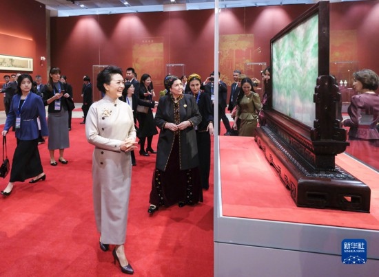  10月18日上午，國家主席習(xí)近平夫人彭麗媛邀請出席第三屆“一帶一路”國際合作高峰論壇的外方領(lǐng)導(dǎo)人夫人參觀中國工藝美術(shù)館（中國非物質(zhì)文化遺產(chǎn)館）。這是彭麗媛同外方領(lǐng)導(dǎo)人夫人參觀展品。新華社記者 丁林 攝