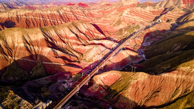 穿越丹霞地貌的火車(chē)。蘭州局集團(tuán)公司融媒體中心供圖