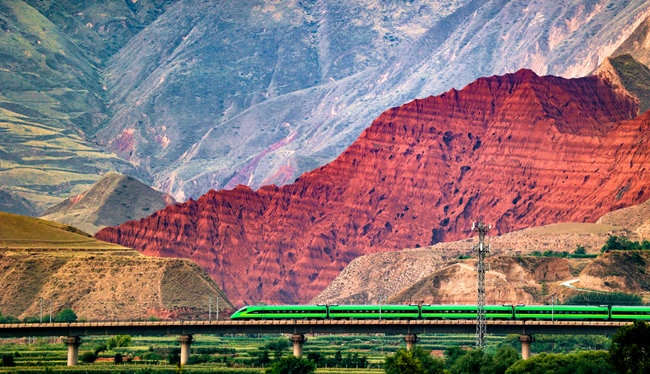 穿越丹霞地貌的火車(chē)。蘭州局集團(tuán)公司融媒體中心供圖