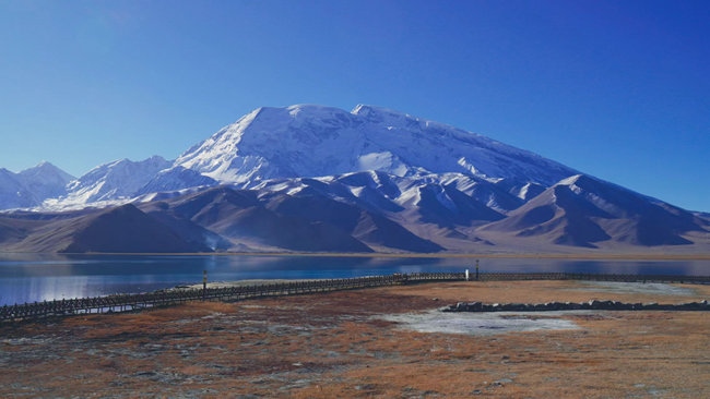 喀拉庫(kù)勒湖。中國(guó)鐵路烏魯木齊局集團(tuán)有限公司供圖