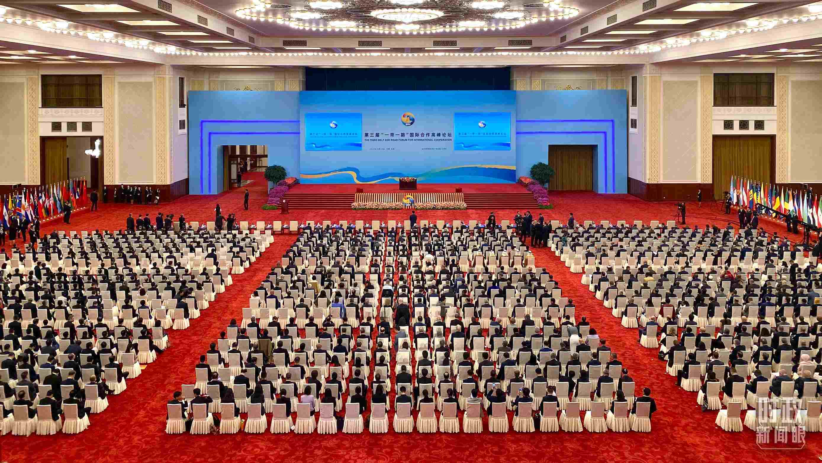 △人民大會堂宴會廳。這是開幕式之前的現(xiàn)場。（總臺央視記者李增仁拍攝）