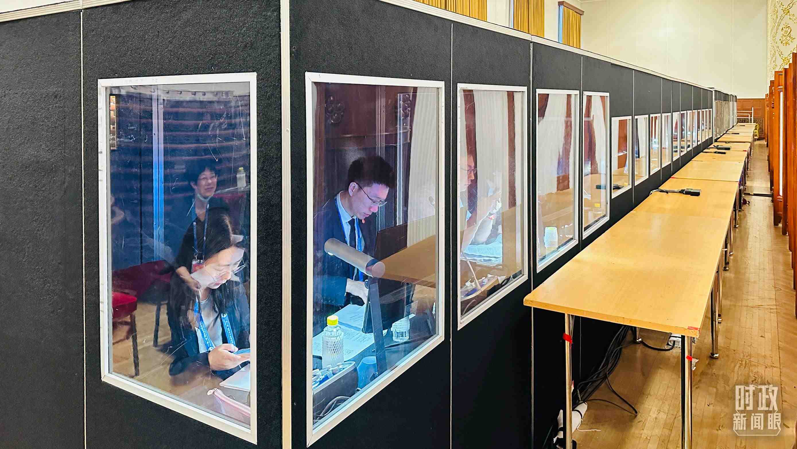 △開幕式現(xiàn)場的多語種同傳間。（總臺國廣記者時冉拍攝）