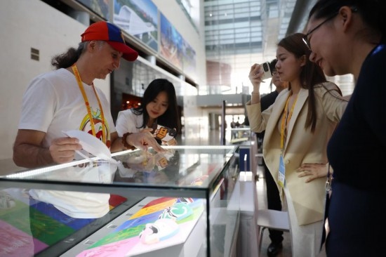 10月16日，參會記者在“一帶一路”國際合作高峰論壇新聞中心參觀展示的中國非物質(zhì)文化遺產(chǎn)展品。新華社記者 陳斌 攝