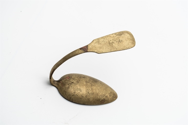 鏨刻“來遠(yuǎn)”的湯勺。國家文物局供圖