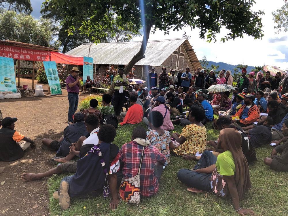 △2020年12月15日，中國專家在巴布亞新幾內(nèi)亞東高地省中國援助巴新菌草和旱稻技術(shù)項(xiàng)目第9期培訓(xùn)班上授課。