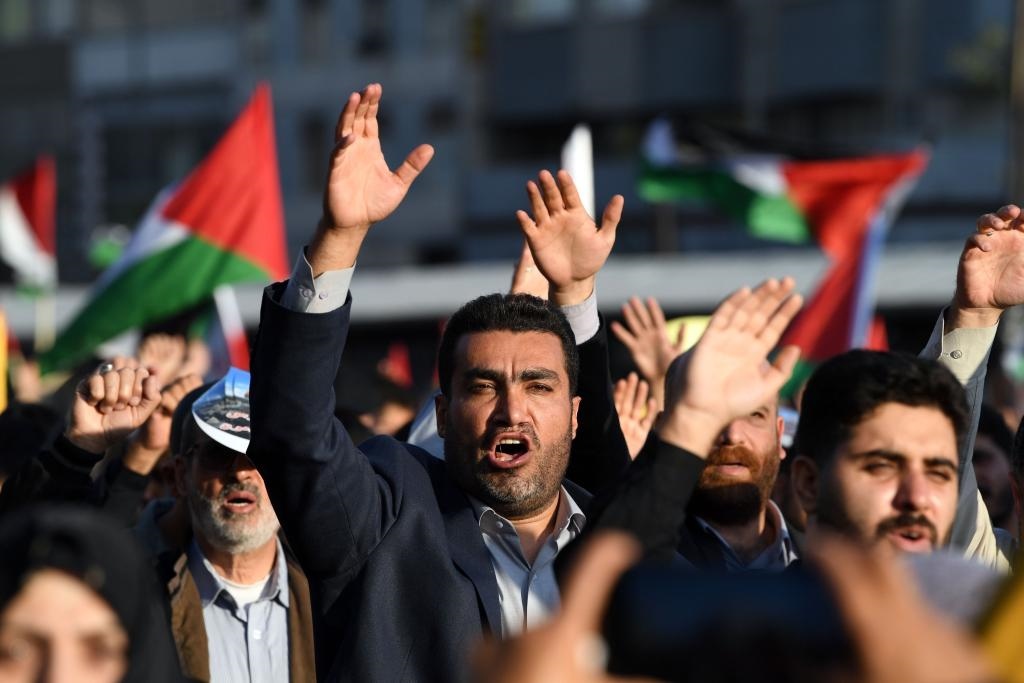 10月18日，人們?cè)谝晾实潞谔m舉行集會(huì)。當(dāng)日，突尼斯、土耳其、伊朗等多國民眾舉行集會(huì)，表達(dá)對(duì)巴勒斯坦人民的支持，并譴責(zé)針對(duì)加沙城醫(yī)院的襲擊。新華社記者 沙達(dá)提 攝