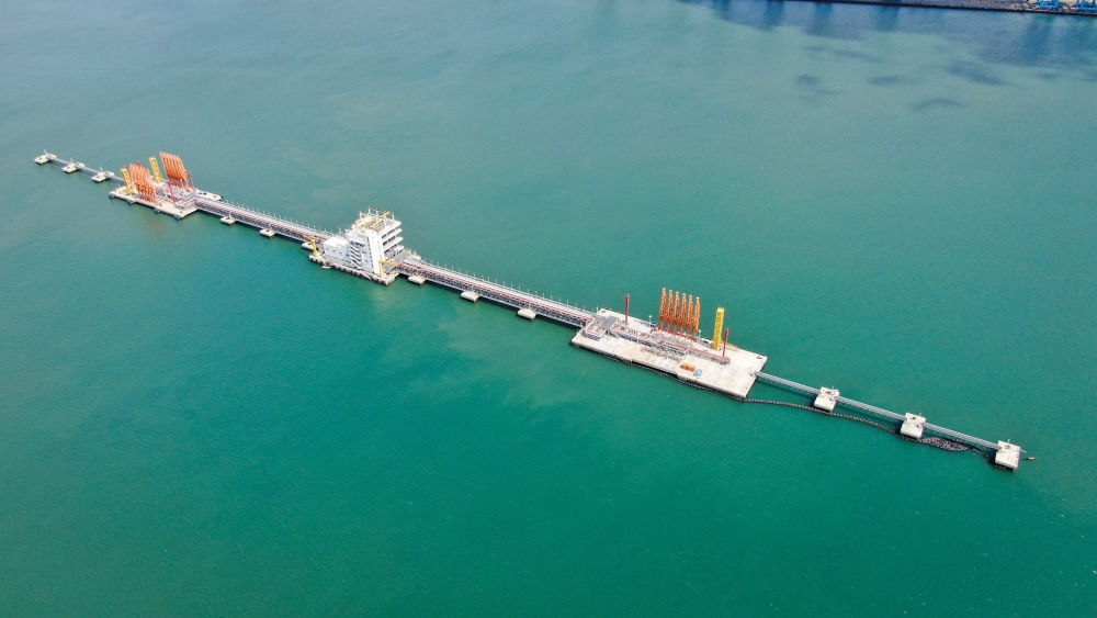 這是肯尼亞蒙巴薩油碼頭（2023年9月20日攝，無人機照片）。新華社發(fā)（中國交通建設股份有限公司肯尼亞蒙巴薩新建油碼頭項目部供圖）