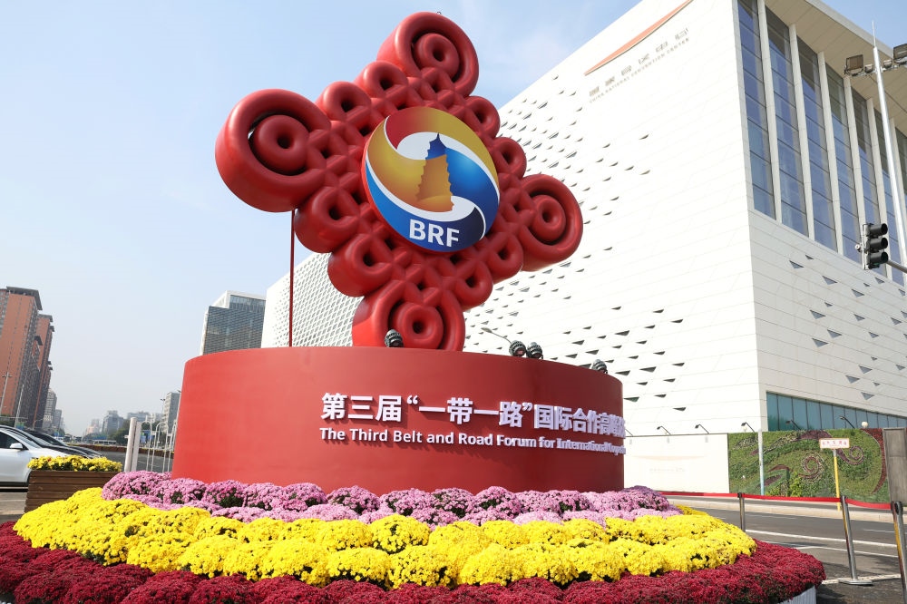 這是在北京國家會議中心附近拍攝的“一帶一路”國際合作高峰論壇景觀布置（2023年10月17日攝）。新華社記者 陳斌 攝