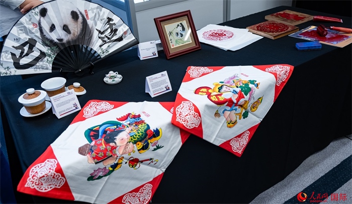 活動(dòng)現(xiàn)場(chǎng)的現(xiàn)場(chǎng)文創(chuàng)展、互動(dòng)體驗(yàn)區(qū)、非遺區(qū)展示。人民網(wǎng) 郭錦標(biāo)攝