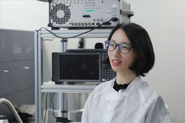 李婧在中國科學(xué)院紫金山天文臺(tái)毫米波和亞毫米波技術(shù)實(shí)驗(yàn)室。（受訪者供圖）