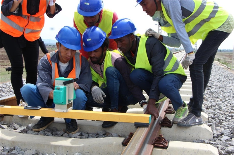 中方員工在鐵路現(xiàn)場培訓(xùn)埃方員工。 中國土木工程集團有限公司供圖