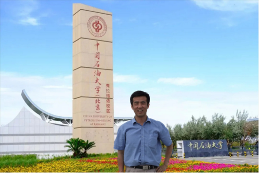 北京交通大學(xué)“銀齡教師”黃曉鳴。校方供圖