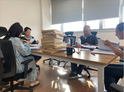 北京交通大學(xué)退休教師田立年與當(dāng)?shù)貛熒谝黄?。校方供圖