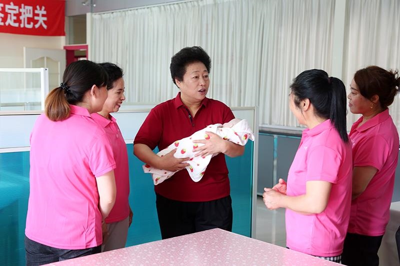 △2021年6月2日，卓長立（中）指導(dǎo)正在接受培訓(xùn)的家政服務(wù)員。