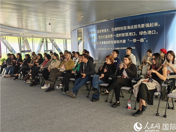 外媒記者探訪天津港北疆港區(qū)C段智能化集裝箱碼頭。人民網(wǎng)記者 符園園攝