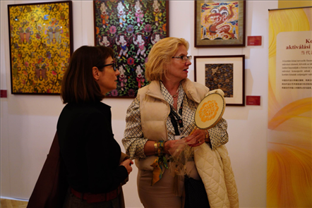 游客觀賞。布達(dá)佩斯中國(guó)文化中心供圖