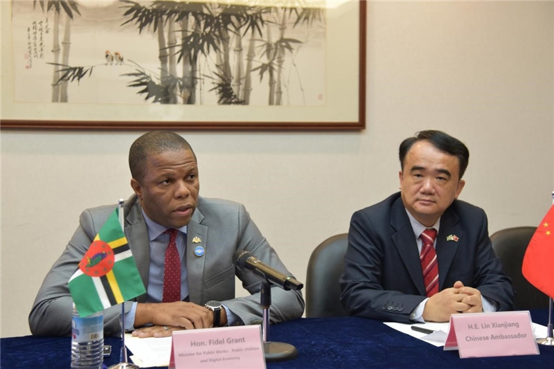 多公共工程部部長(zhǎng)格蘭特（左一）向與會(huì)記者介紹赴華參會(huì)情況。駐多米尼克使館供圖