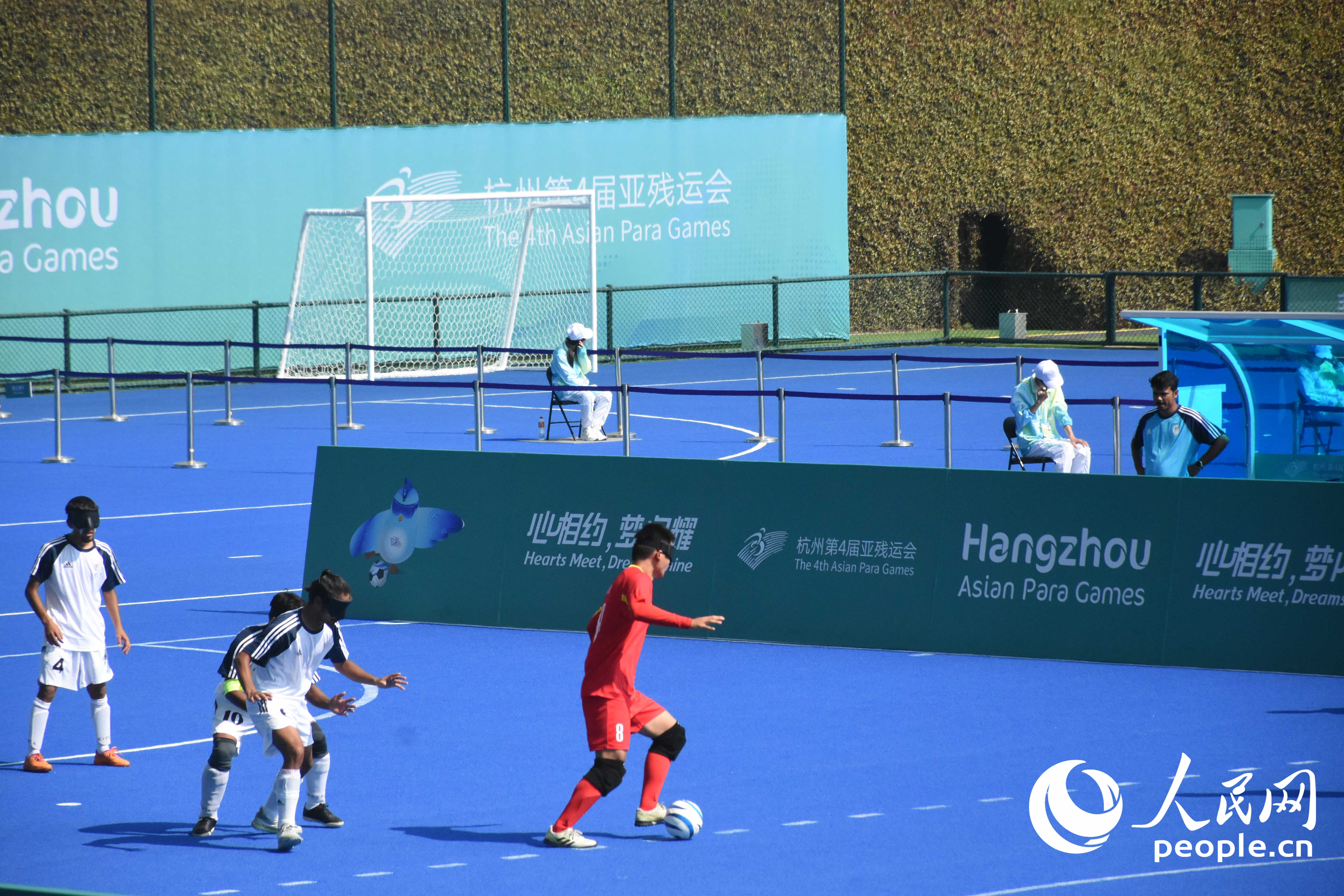 盲人足球比賽進(jìn)行中，賽場(chǎng)周圍有特制擋板。人民網(wǎng) 周靜圓攝