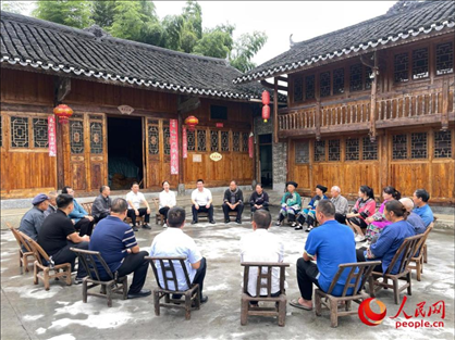 花垣縣石欄鎮(zhèn)朋巖村的院壩會。人民網(wǎng) 周靜圓攝