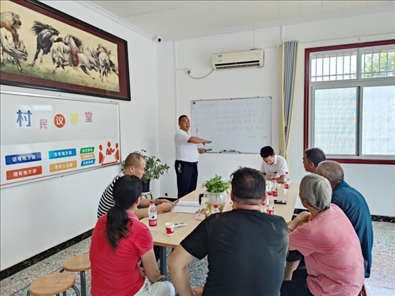 泉塘村17組議事會正在討論土地整理事項(xiàng)。湖南省司法廳供圖