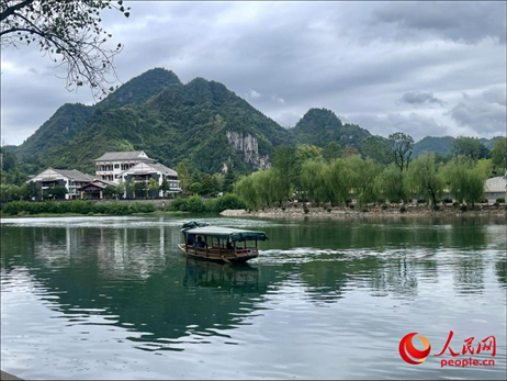 秋日的邊城鎮(zhèn)，青山滴翠、碧水含情。人民網(wǎng) 周靜圓攝