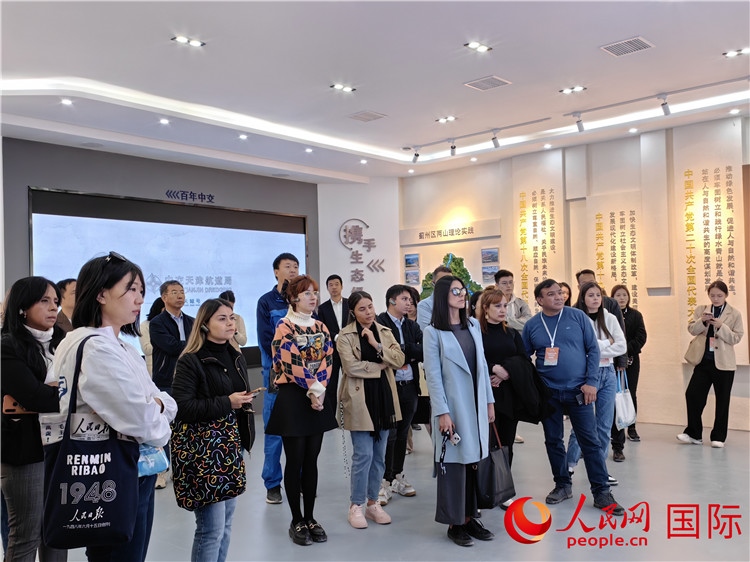 媒體記者探訪薊州礦山生態(tài)修復(fù)項(xiàng)目。人民網(wǎng)記者 符園園攝