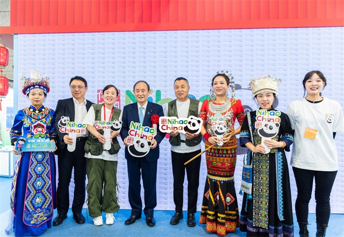 日本前首相菅義偉在中國展館參觀。圖片由中國駐東京旅游辦事處提供