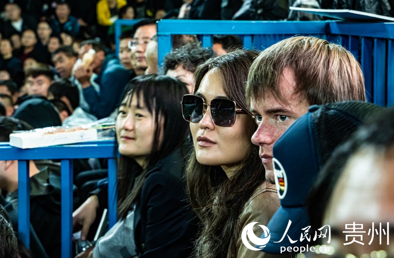 外媒記者走進“村BA”決賽現(xiàn)場觀看比賽。人民網(wǎng) 陽茜 攝