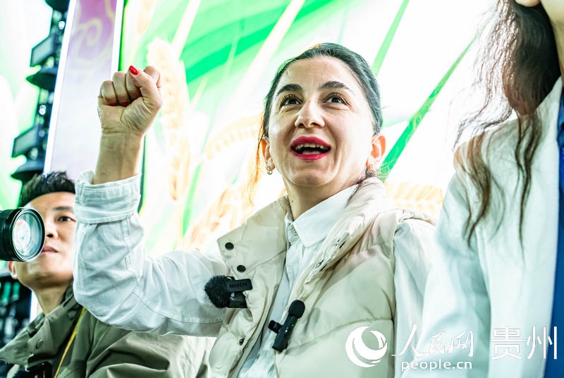 外媒記者在現(xiàn)場吶喊助威。人民網(wǎng) 陽茜攝