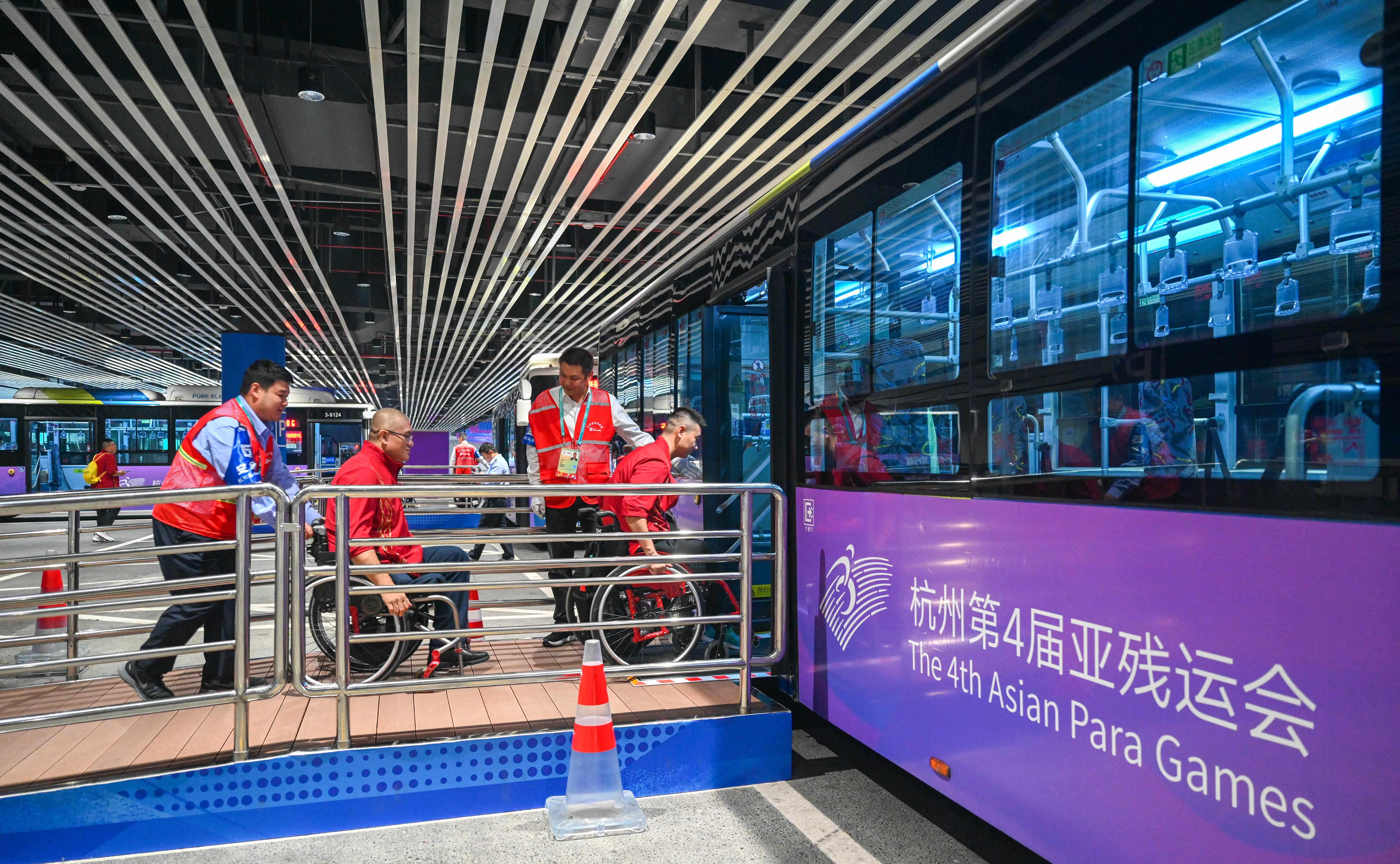 △2023年10月25日，結束輪椅籃球比賽后的中國隊和阿富汗隊球員通過無障礙坡道，順利上車返回運動員村。