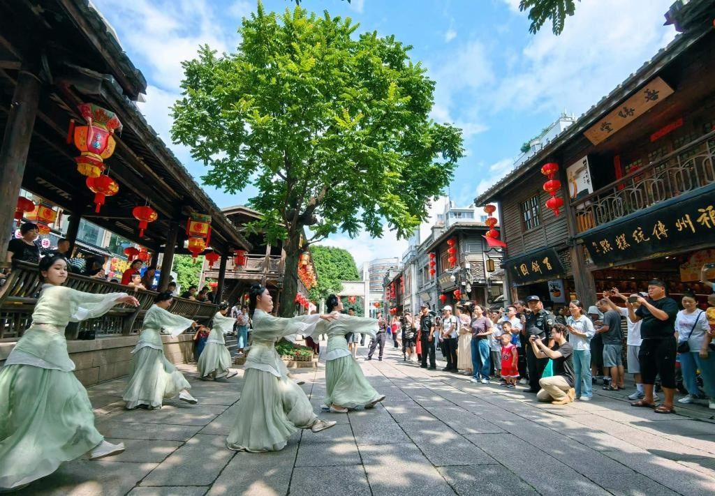 國慶節(jié)期間，福州市三坊七巷歷史文化街區(qū)上演《尋夢閩都》快閃。新華社發(fā)