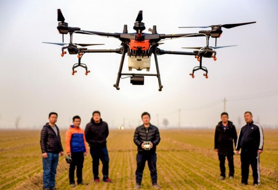 2019年2月25日，無人機(jī)教員（右三）在河北省衡水市冀州區(qū)徐莊鄉(xiāng)北榆林村為村民做植保無人機(jī)飛行操作技能培訓(xùn)。新華社記者 李曉果 攝