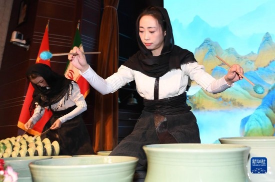 10月30日，演員在伊朗德黑蘭伊朗國家藝術(shù)科學(xué)院舉行的“青風(fēng)海上來”浙江青瓷巡禮開幕式暨“萬象中國·天下寧波”寧波文旅推介會開幕式上表演。新華社記者 沙達(dá)提 攝