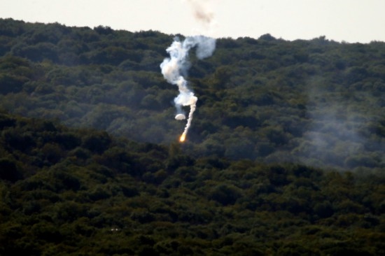 10月28日，閃光彈落在黎巴嫩納古拉樹林中燃起濃煙。新華社發(fā)（阿里·哈希紹攝）