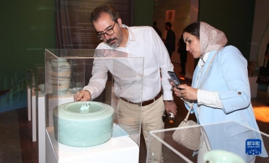 10月30日，人們在伊朗德黑蘭伊朗國家藝術(shù)科學(xué)院觀看展出的展品。新華社記者 沙達(dá)提 攝