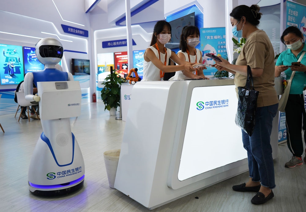 2022年9月4日，在服貿(mào)會首鋼園區(qū)金融服務(wù)專題展上，參觀者在中國民生銀行展臺咨詢金融業(yè)務(wù)。新華社記者 金皓原 攝